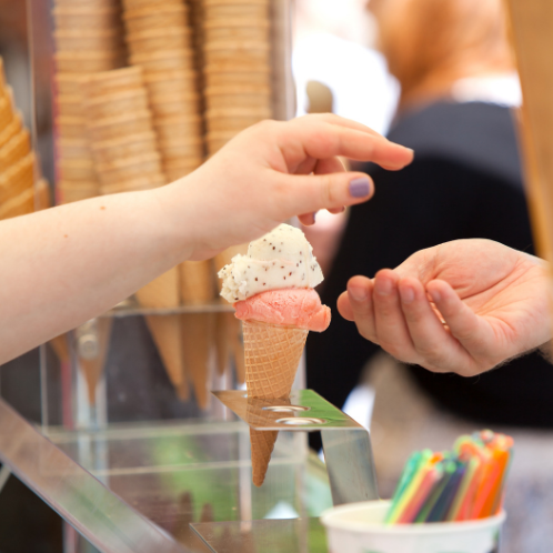 Austausch von Eis gegen Geld Hand erhält Eiskugel im Austausch für Geld